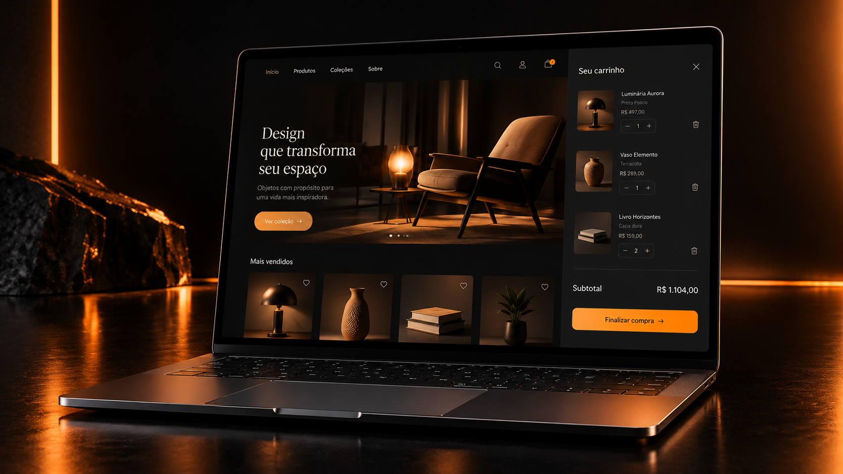 Notebook premium exibindo uma loja online com catálogo e carrinho de compras aberto